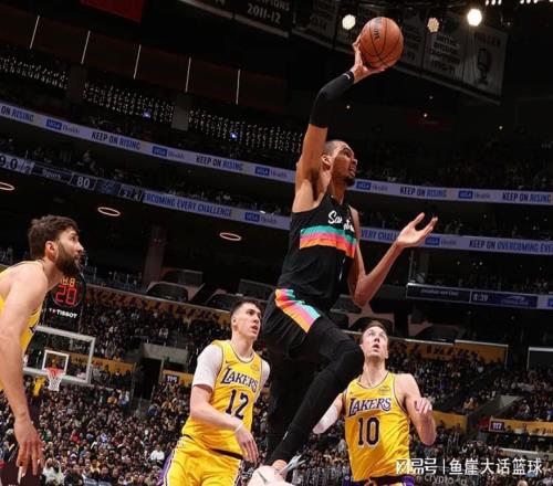 湖人108136马刺！布朗尼创纪录，雷迪克谈文班亚马也直言不讳