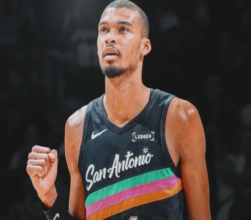 40+12打爆湖人！恭喜文班亚马！半场37分比肩张伯伦