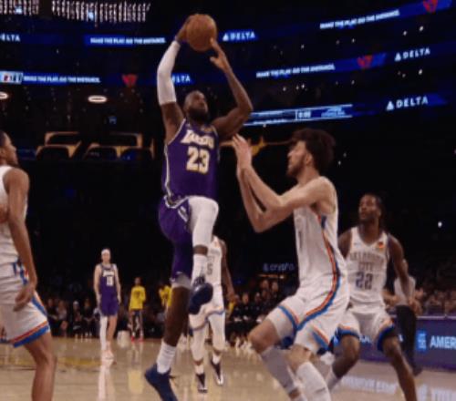 雷霆7人上双战胜湖人杰伦威23分老詹22+6+10