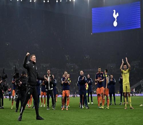 赢回球迷的心，纽卡球迷高歌“埃迪豪的黑白军团”支持主帅