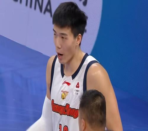 太适合广东队！马刺裁掉22岁内线乐透秀，或被朱芳雨抢下
