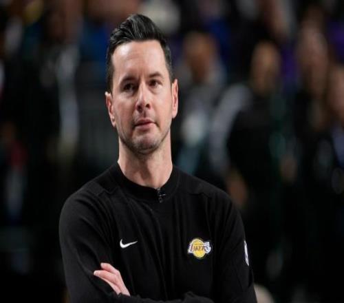 雷迪克:詹东里三核心一起只打10场球,我对目前战绩感到满意