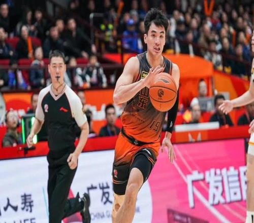 山东男篮头号混子！场均1.9分，年薪百万，邱彪嫡系