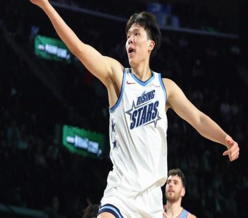 表现不错,杨瀚森出场8分钟,5投4中拿到10分2板