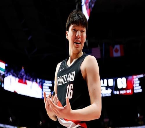 杨瀚森为什么迟迟无法在开拓者站稳脚跟,因为实在是太“慢”了