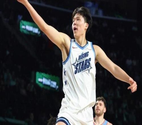 打开心了，杨瀚森出场8分钟，5投4中拿到10分2板