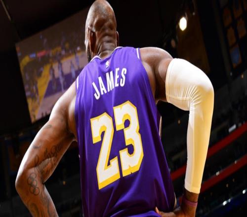 詹姆斯只差25分就43000分！41岁后场均22.9分6.4篮板7.3助攻！