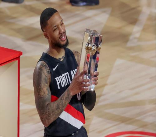 大伤未复出却夺魁,利指导4年3冠比肩大鸟,招牌戴表+经典凡尔赛