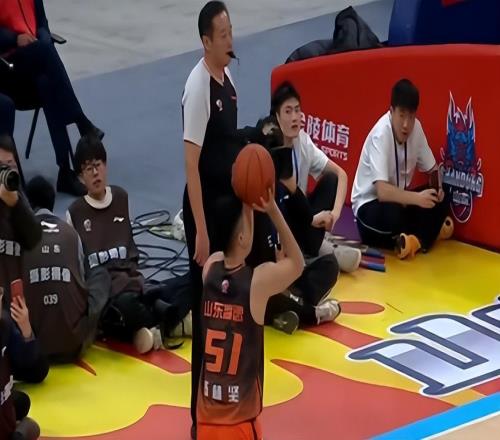 琼斯验货成功，克里斯回国治伤，鲍威尔离队，山东男篮新外援确定