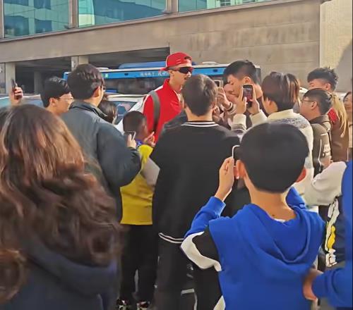 温馨！广东队外援逛街，被一堆球迷围着签名，真的签不完