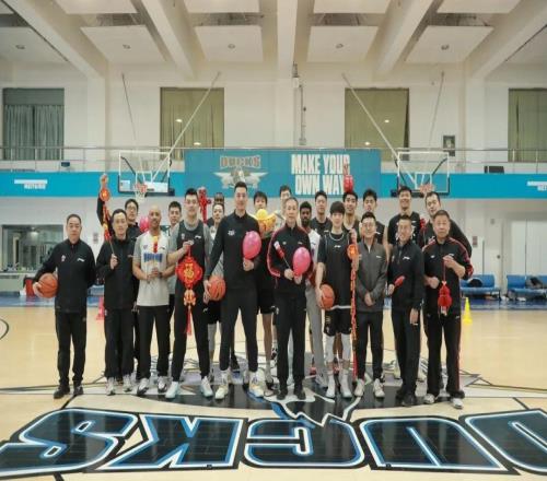 北京首钢篮球俱乐部给大家拜年啦！