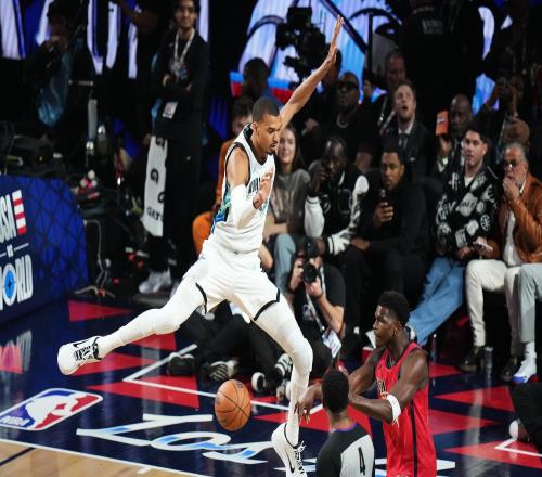 必须真打！文班开场转身暴扣+三分，随后又飞身干扰对手投篮