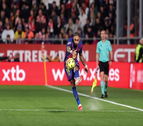 12！亚马尔点球不进，巴萨遭争议绝杀+2连败，皇马笑纳西甲榜首