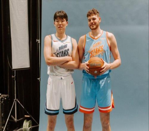 排面麦迪甜瓜新秀更衣室和杨瀚森打招呼,小杨在瓜哥面前腼腆微笑