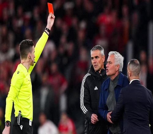 染红！63岁穆里尼奥暴怒：裁判有保护名单上面写着几名皇马球员