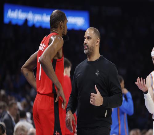 乌度卡：我不上社交媒体不关心KD的小号八卦_NBA直播