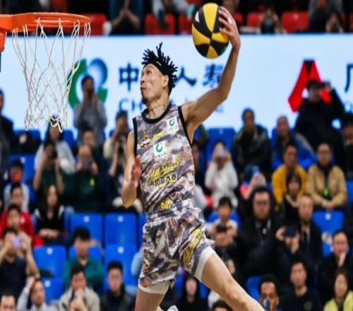 男篮40岁老将夺冠！张镇麟宿敌获美国扣篮王：转手送陌生人一辆车