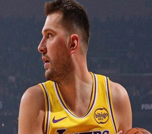 划水双巨全打疯!东契奇首节17+4+4三分约基奇19+3三分