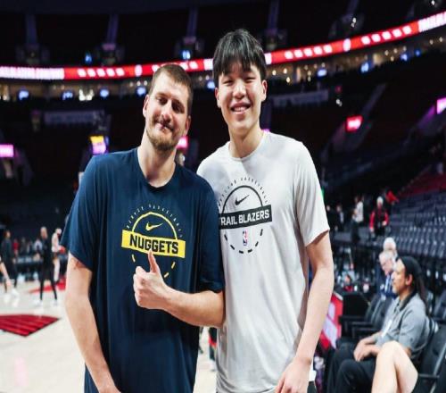 偶像面基时刻!约基奇赛前主动找到杨瀚森打招呼并交流