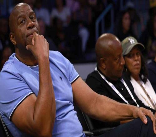 魔术师约翰逊在网上表示，他看好活塞队和尼克斯队晋级东部决赛