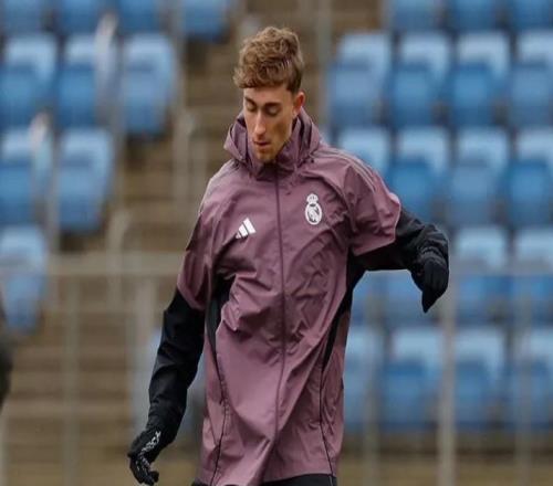 记者：赫伊森因比目鱼肌问题缺席合练，可能无缘出战奥萨苏纳