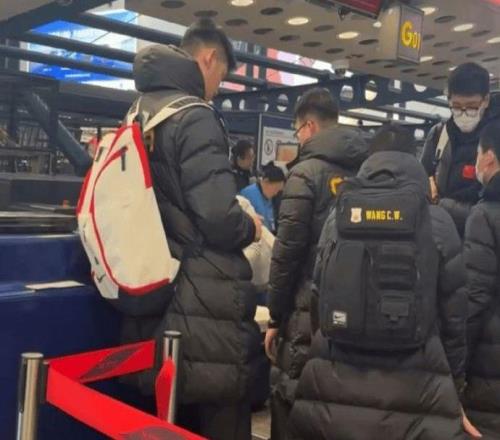 不理解！有伤+状态持续低迷，郭士强为什么非要带此人去日本