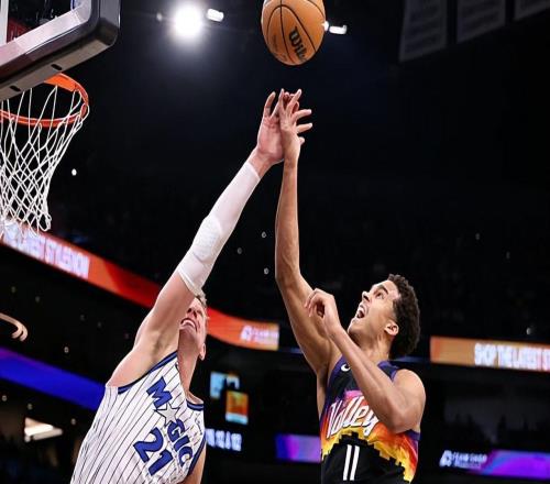 轻松打出两双数据，太阳内线新星本赛季的进步幅度非常明显