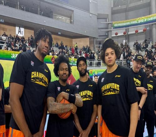 怀特塞德合同仅50万美元！上海男篮当初看不上，如今成争冠拼图