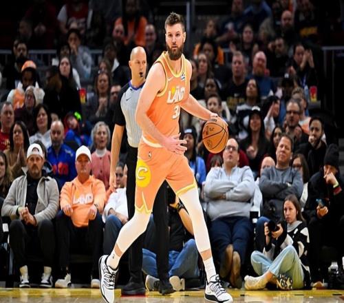 哈登来了他的表现都没有明显起色，骑士锋线估计快要跌出先发了