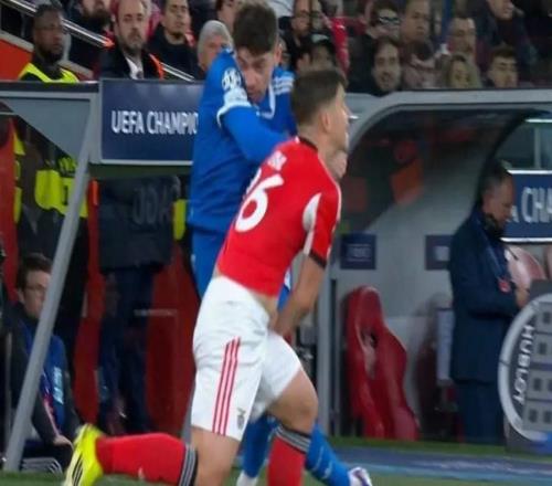 本菲卡官方:针对巴尔韦德暴力行为的投诉已被欧足联驳回