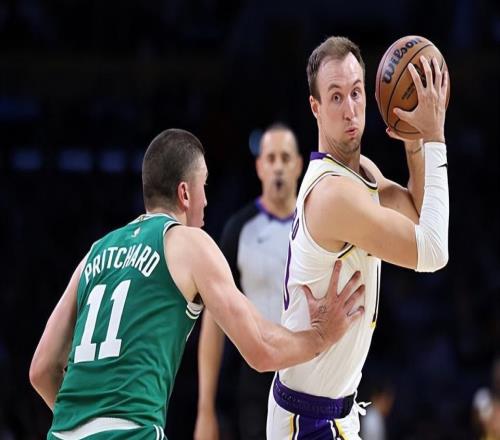 明明个人状态相当不错，但湖人后场新援却不能得到更多的球权