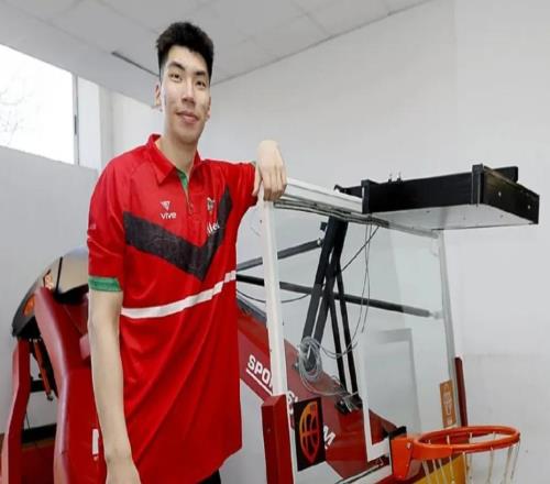 星夜驰援中国男篮!累计飞行3万里,余嘉豪真的拼了