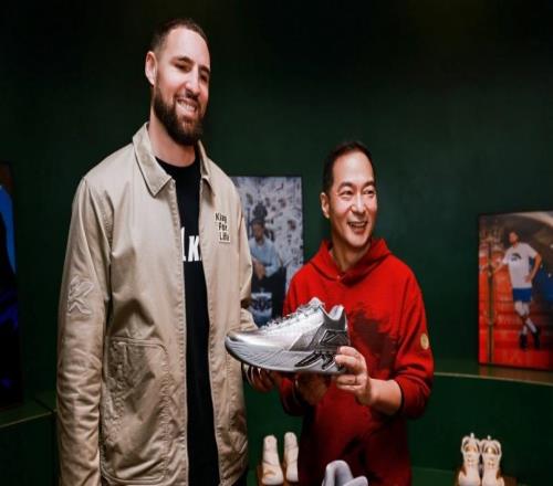 NBA巨星库里“乱穿鞋”时代或将终结知情人士:安踏CEO亲自出马,合作可能性高