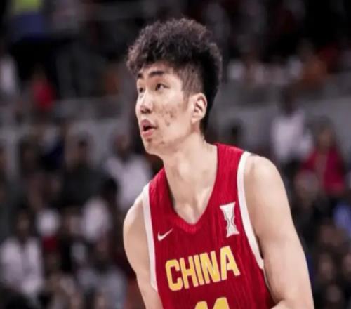 余嘉豪晒照抵达北京+将再飞冲绳媒体人:CBA无更符合要求内线