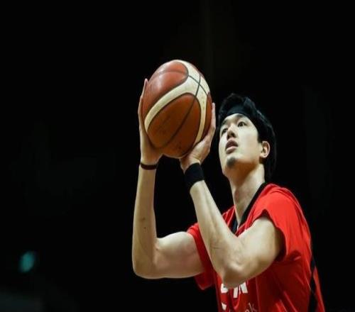 媒体人：日本男篮最大的隐患依旧在内线对霍金森和渡边极其依赖