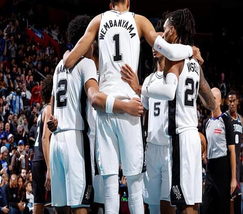 一个人扛起了马刺的后场大旗,后场新星的进步确实非常明显