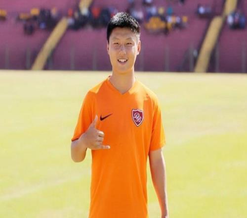 王钰栋在浙江队踢主力遇到新竞争对手,热身赛频频破门,值得期待