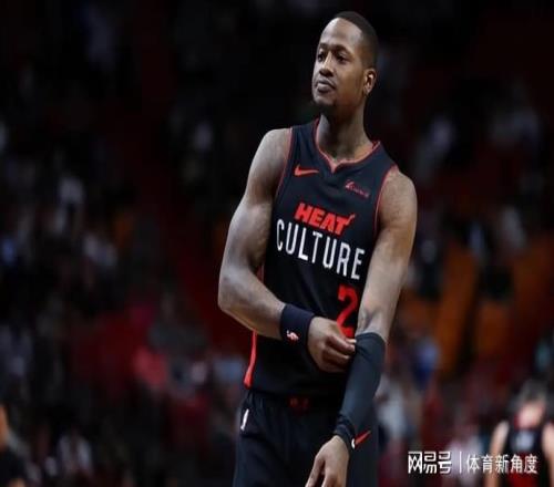 握草!打假球+玩成人女星,越洗越黑!