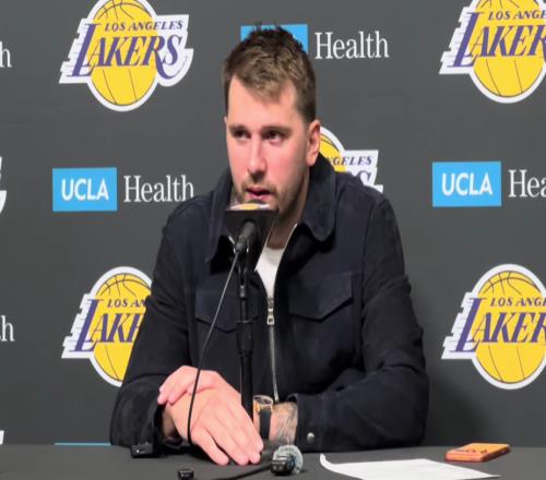 东契奇：最后没出手是觉得离筐有点远看到老詹有空位所以传给他