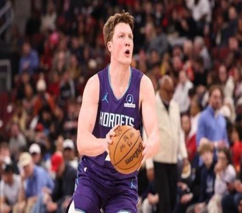 黄蜂客场8连胜刷新队史克努佩尔：我们每个人都全身心投入