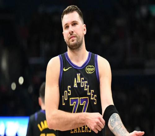 詹姆斯错失绝杀！湖人遭逆转，东契奇22分9板15助，但效率很低