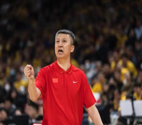 中国男篮迎来关键战！赵继伟赵睿担重任，21岁2米03新星扮奇兵