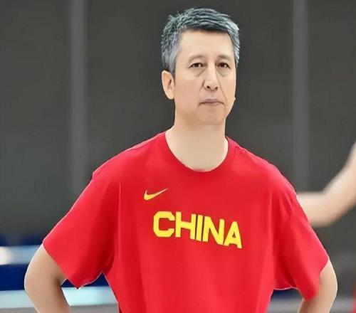 媒体人批郭士强：胡明轩有伤不上场干啥要带去还不如带庞峥麟