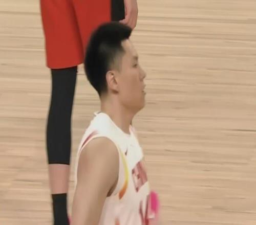 中国男篮半场落后日本14分：廖三宁赵睿均8分两节15次犯规