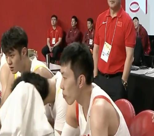 目前投篮24中8，杨鸣：可以看出来今天中国队投篮手上都太硬了