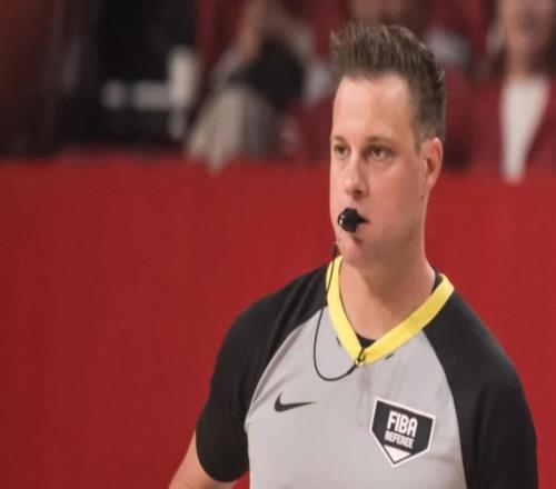 日本主场是真恶心！赵睿犯满就算了，末节最后时刻连出黑哨！