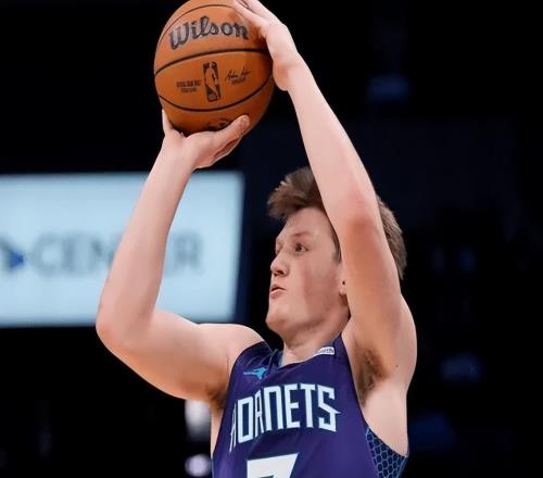 单赛季投进300个三分有多难NBA至今仅5人达成,库里6次上榜碾压