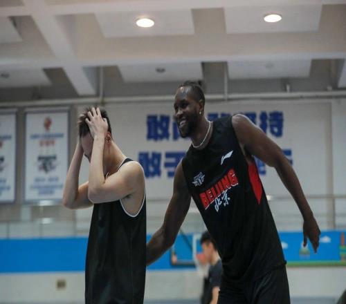 胜利的振奋!大家伙儿训练场卷起来啦!