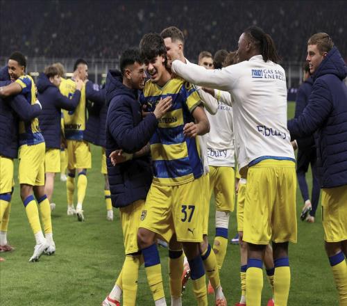 意甲：帕尔马VS卡利亚里，中间低空飞行，有猫腻