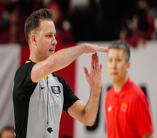 反转!中国男篮赢球后,FIBA改口,执法裁判身份曝光,或遭重罚